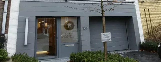 Nettoyage régulier des surfaces vitrées d'un cabinet de Dentisterie sur Tournai