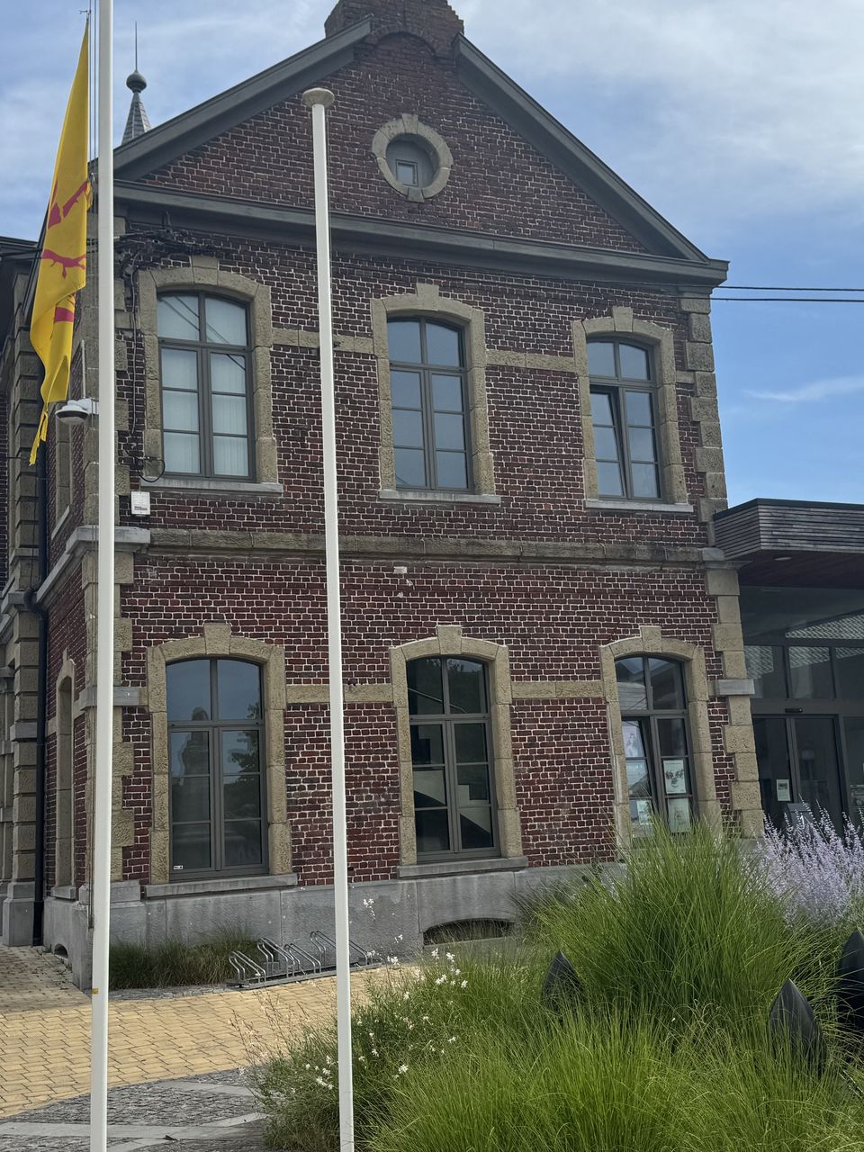 nettoyage des vitres d'un bâtiment administratif de Bernissart après travaux de rénovation