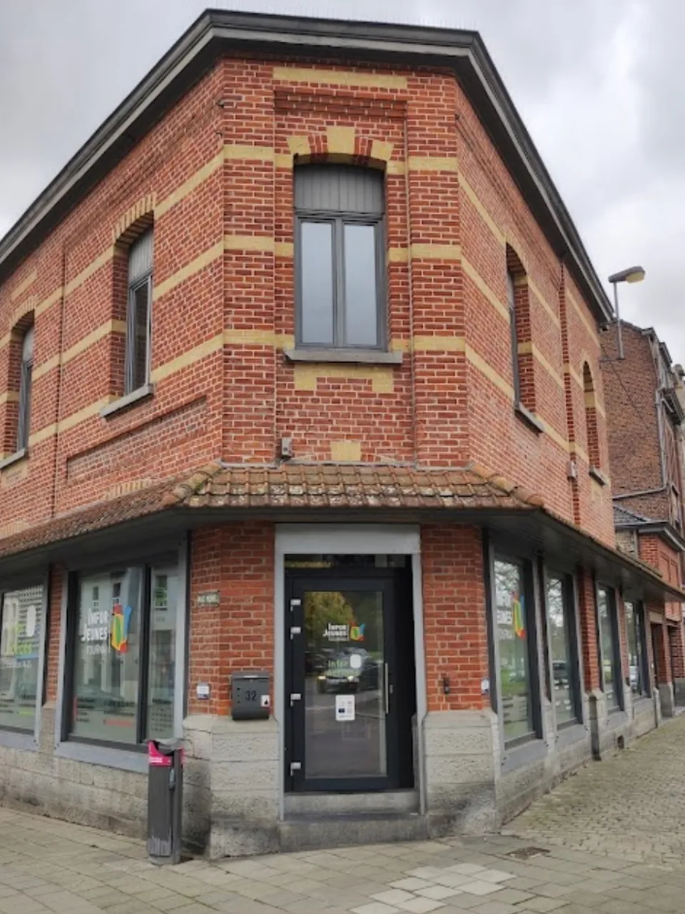 Nettoyage de vitrines commerciales à Tournai