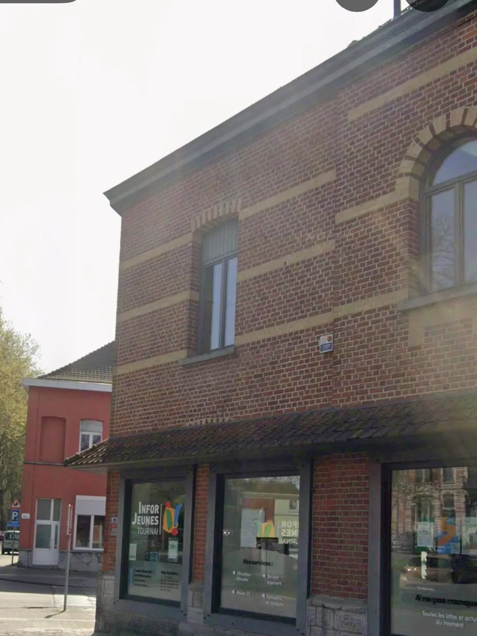 nettoyage des vitres d'un bâtiment administratif 