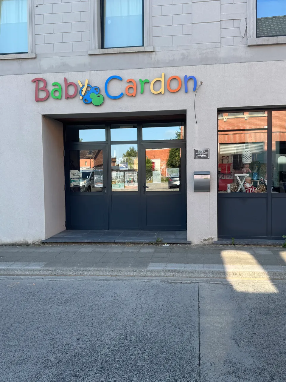 vitrine en facade d'un magasin pour articles de bébé