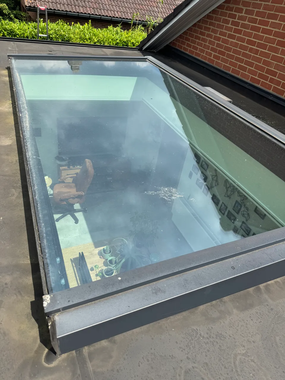 Nettoyage de vitres et de fenêtre de toit d'une maison avec partie professionnelle à Nimy - avant