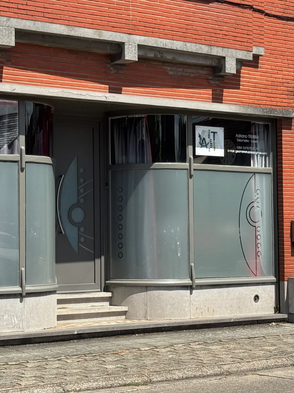 facade d'une maison avec bureau et vitrage courbe