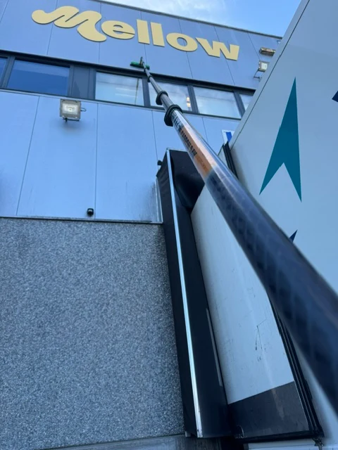 Vitrages de bureaux d'une zone industrielle nettoyés au-dessus des quais de déchargement à Leuze.