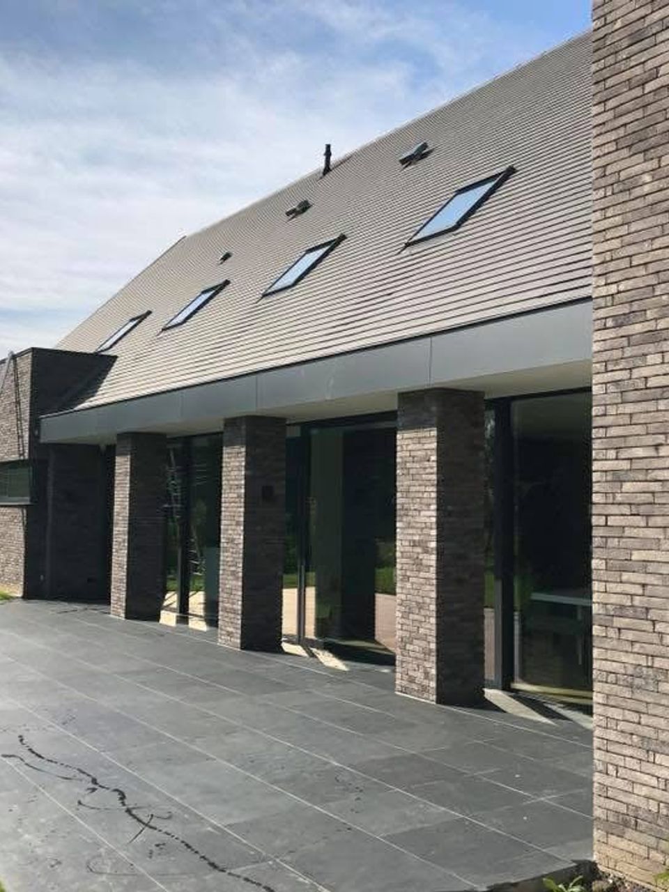 Châssis vitrés fixes triangulaires en hauteur sous une toiture inclinée à Tournai - My Clean Glass