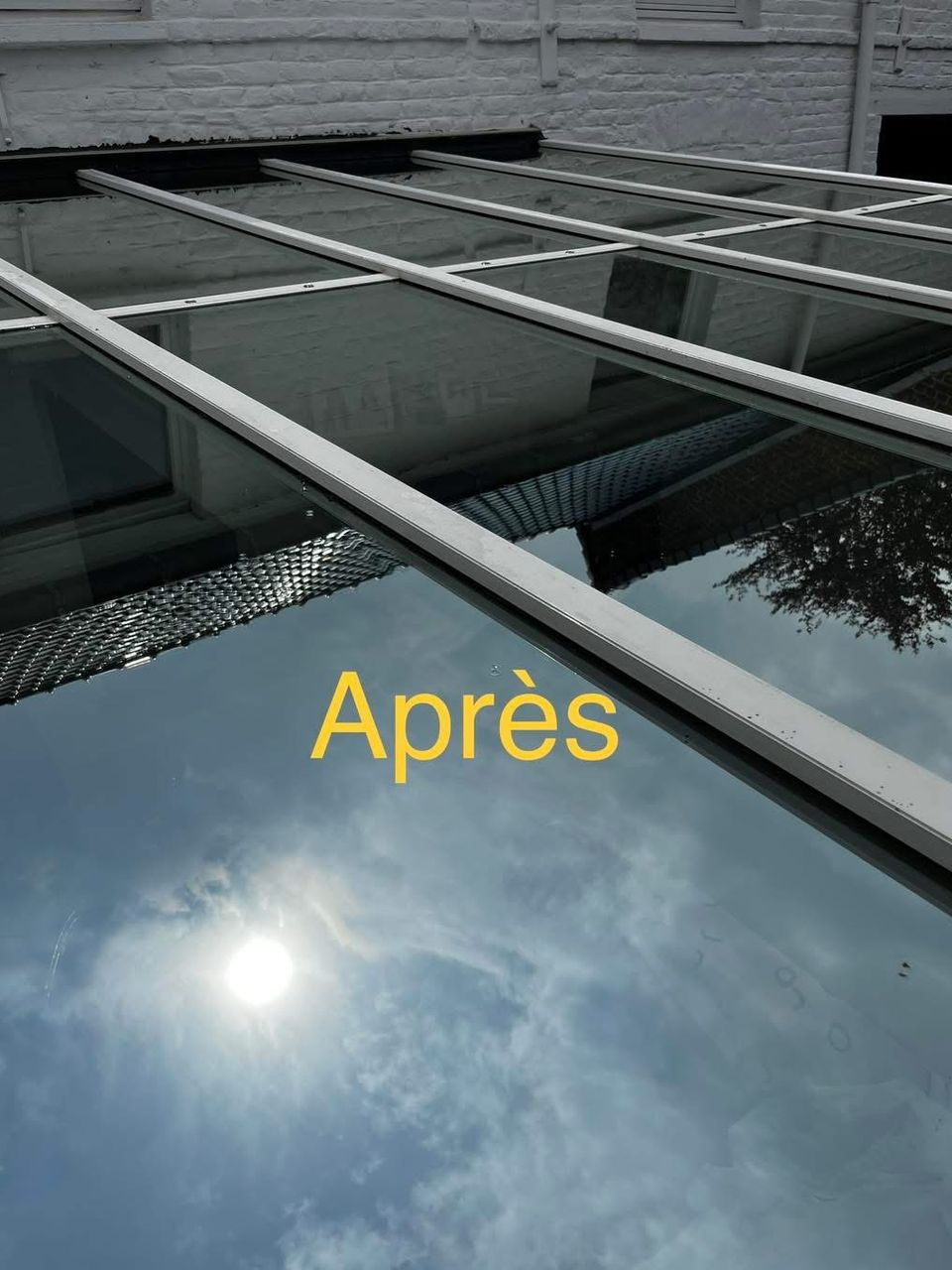 Toit vitré de véranda parfaitement propre avec reflet du soleil après intervention à Basècles - My Clean Glass