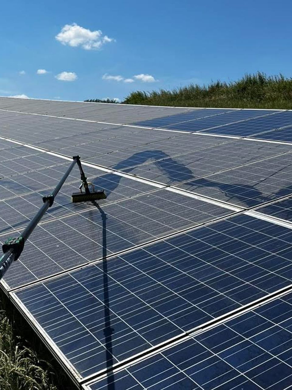 Nettoyage technique de panneaux photovoltaïques au sol à Quiévrain