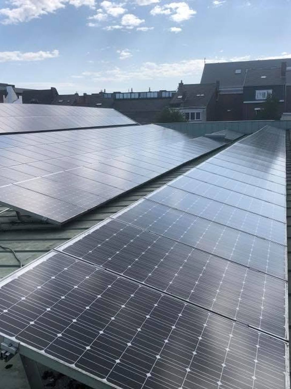 Nettoyage d'une centrale de 400 panneaux photovoltaïques sur le toit du AD Delhaize à Mons