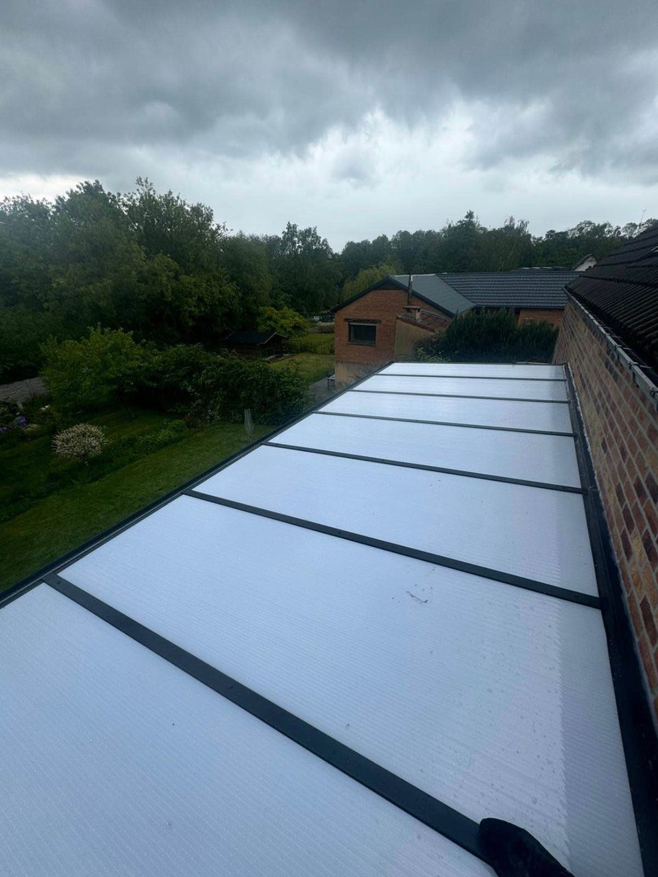 Vue de dessus d'une toiture translucide de véranda propre et nettoyée à Mons - My Clean Glass