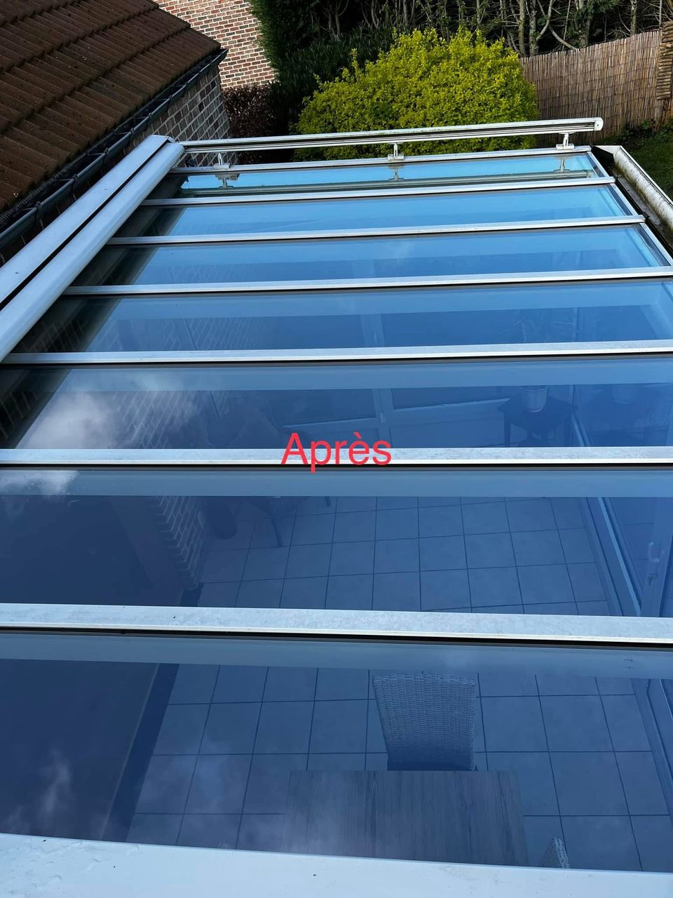 Rendu impeccable et transparent de la toiture en verre d'une véranda après nettoyage à Basècles - My Clean Glass