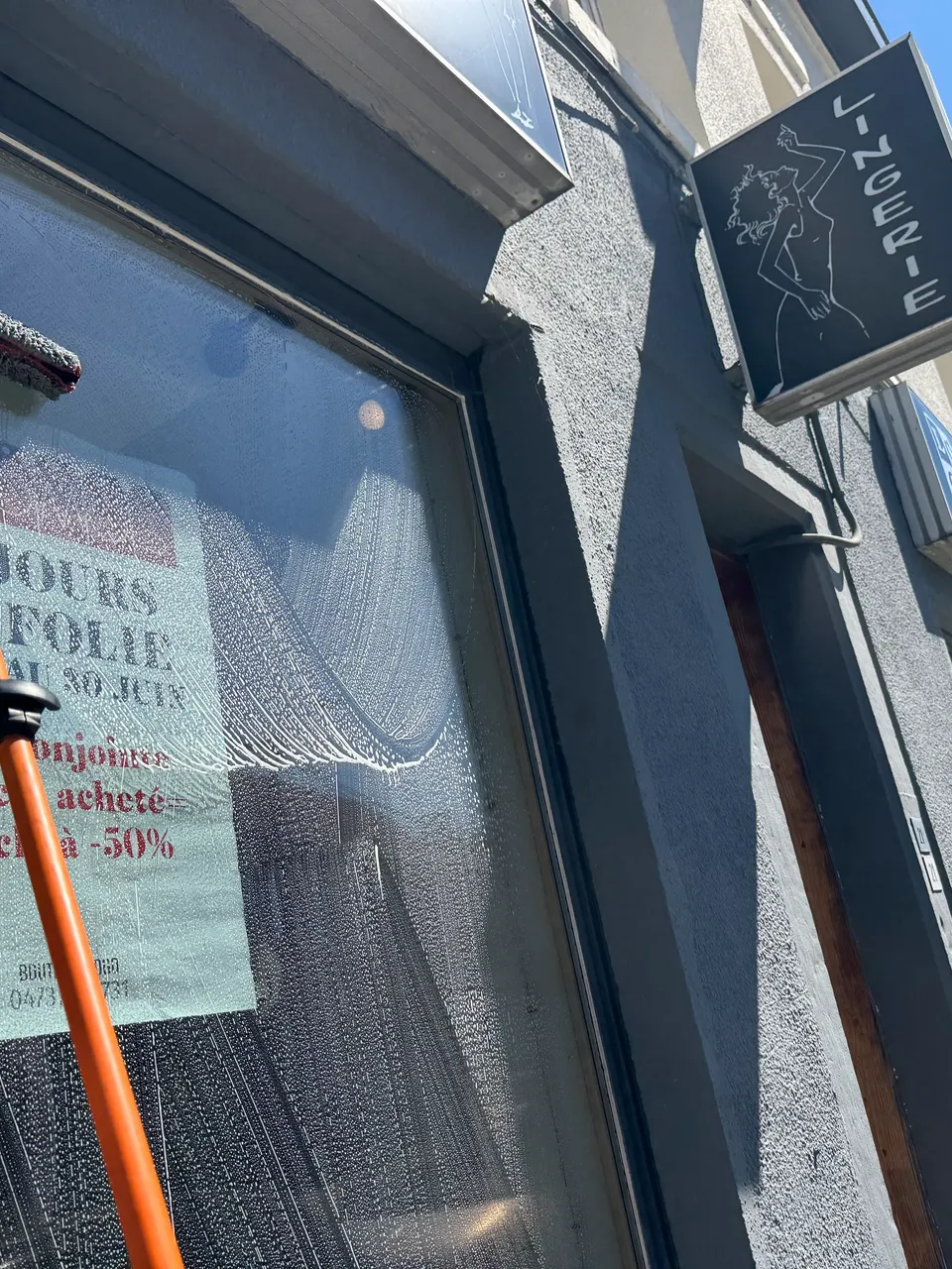 Entretien bimensuel des vitrines commerciales à Basècles